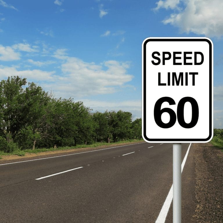 En la imagen se muestra una señal de tránsito de límite de velocidad