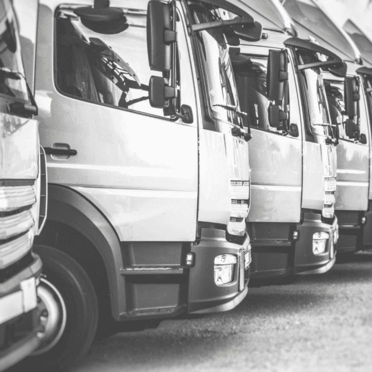 En la imagen se muestran camiones estacionados, imagen en blanco y negro