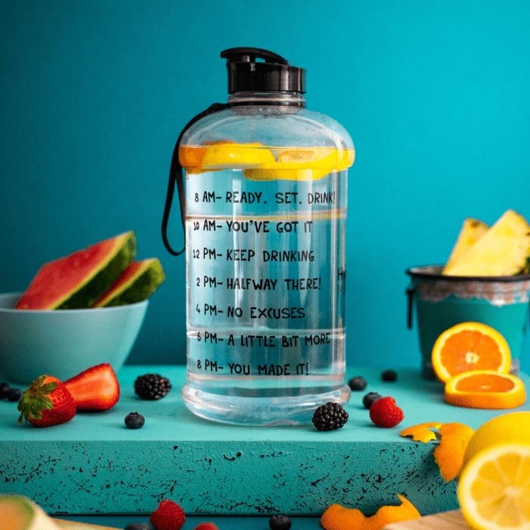 En la imagen se muestra un termo con agua y frutas
