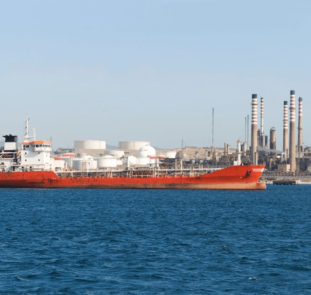 En la imagen se muestra una refinería en el mar