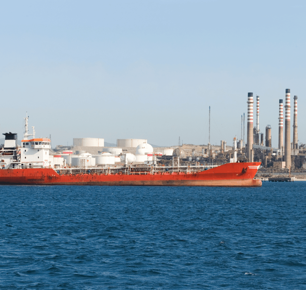 En la imagen se muestra una refinería en el mar