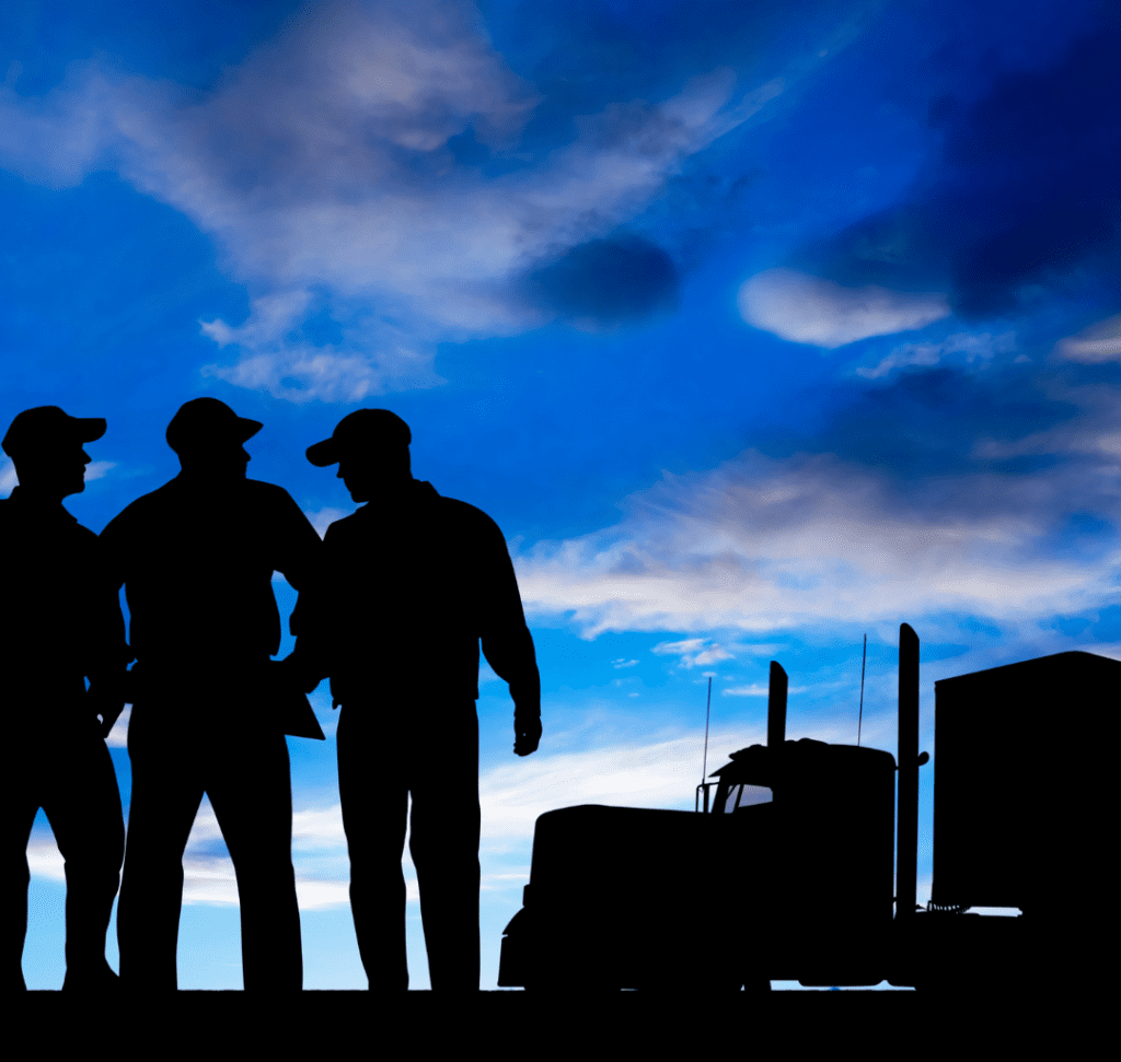 En la imagen se muestra camioneros frente a un camión