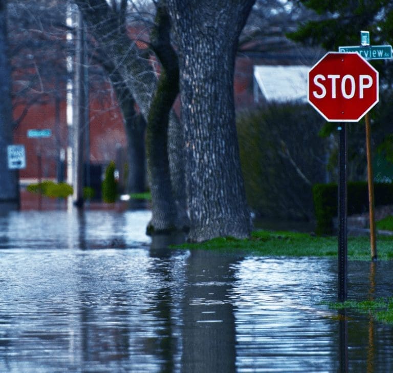 En la imagen se muestra una avenidad inundada