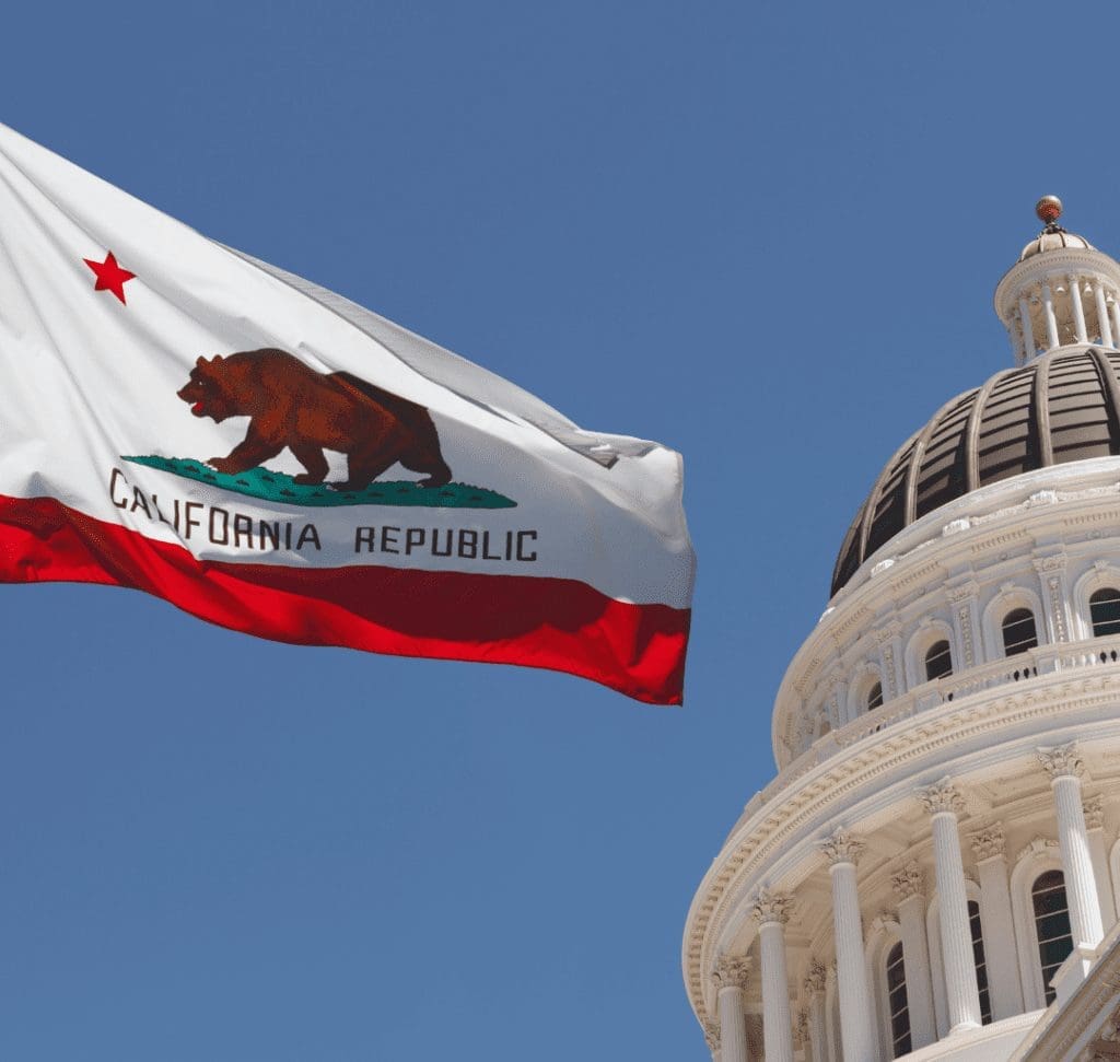 En la imagen se muestra la bandera de California