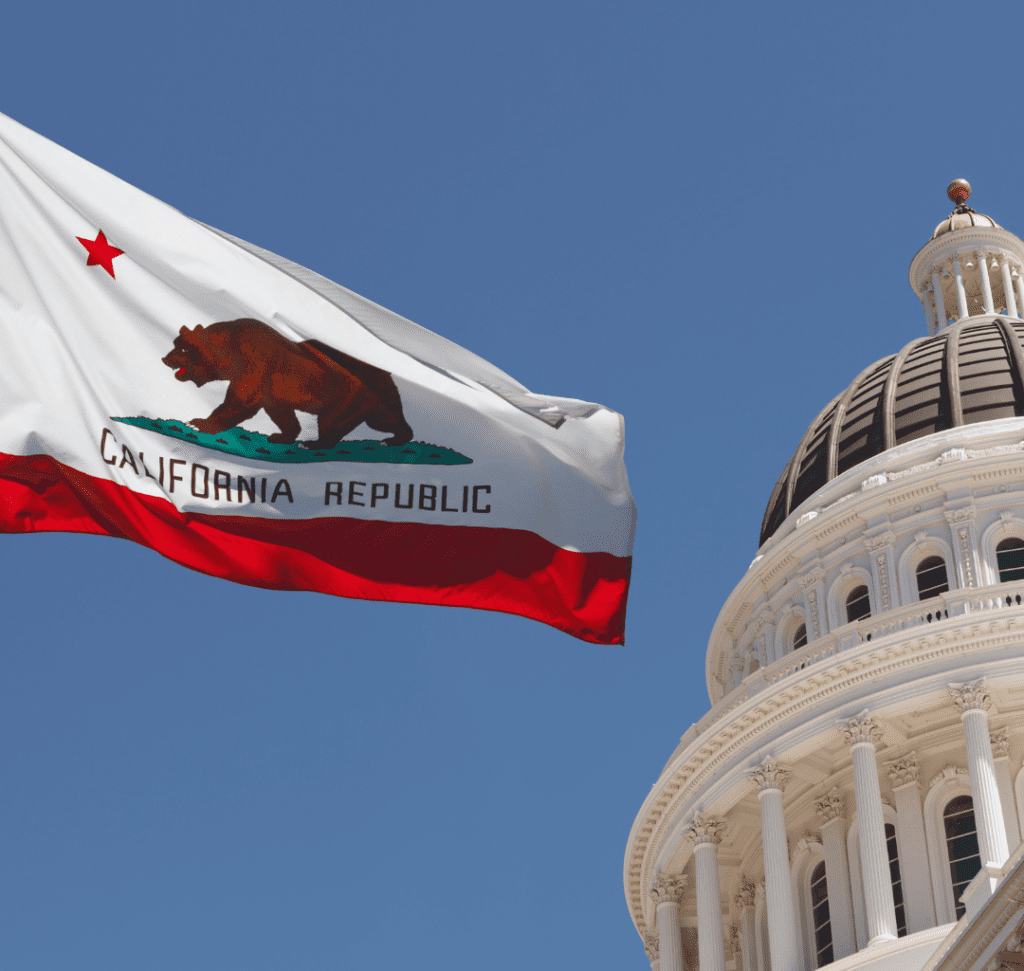 En la imagen se muestra la bandera de California
