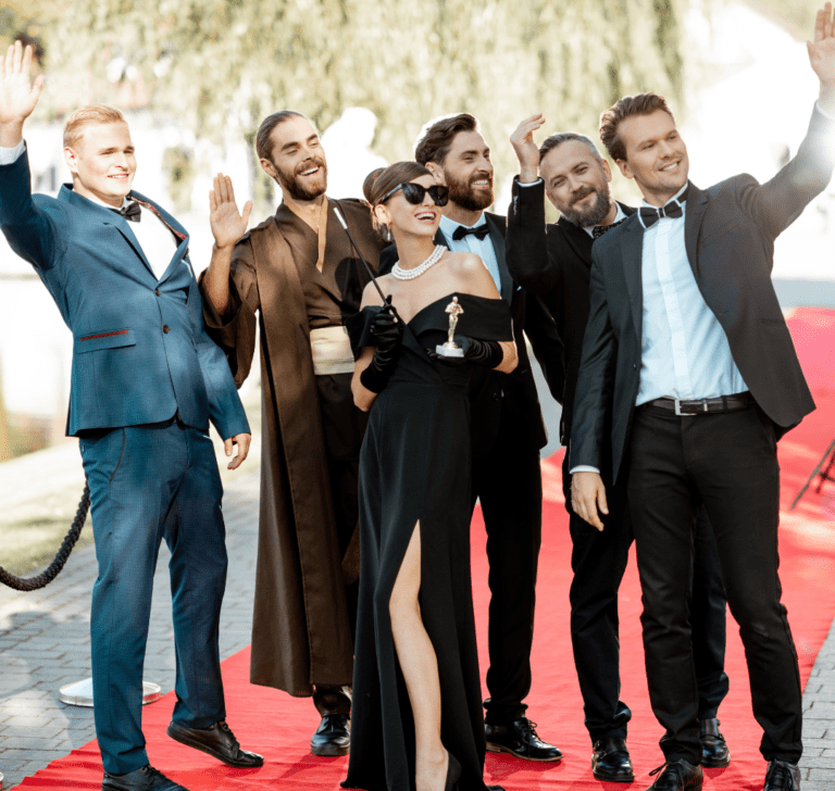 En la imagen se muestran personas en una alfombra roja
