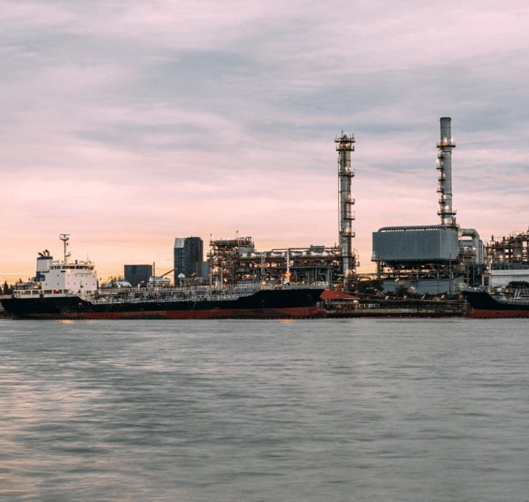 En la imagen se muestra una refinería