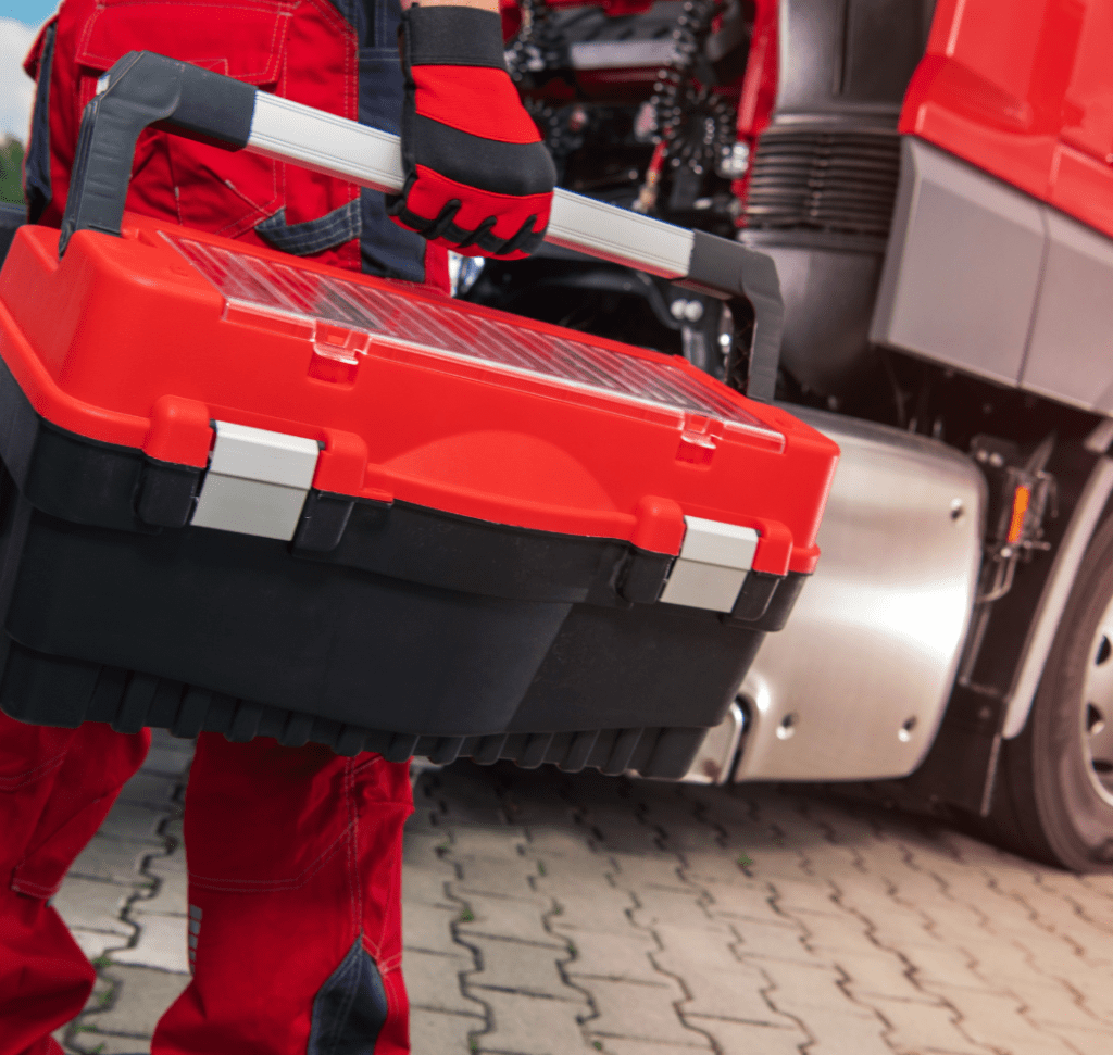 En la imagen se muestra un camionero con una caja de herramientas