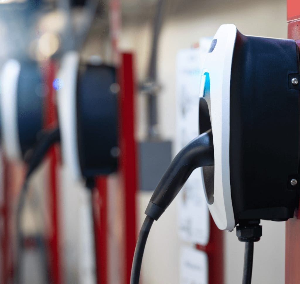 En la imagen se muestra un cargador de vehículos eléctricos