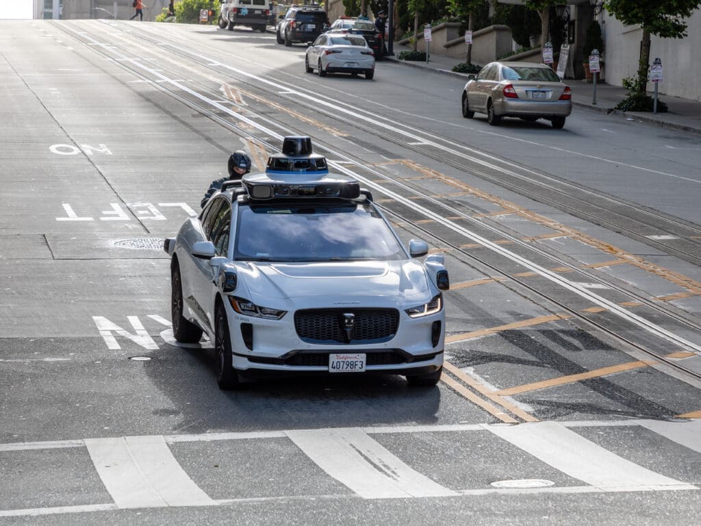 En la imagen se muestra un robotaxi de Waymo