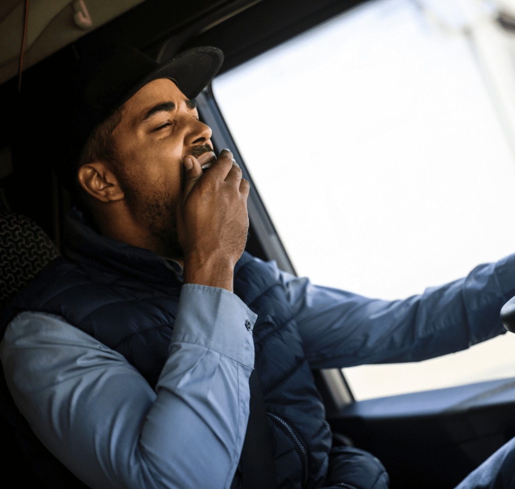 En la imagen se muestra un camionero cansado