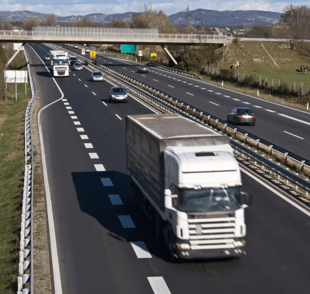 En la imagen se muestran vehículos en carretera