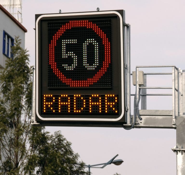 En la imagen se muestra un radar de velocidad