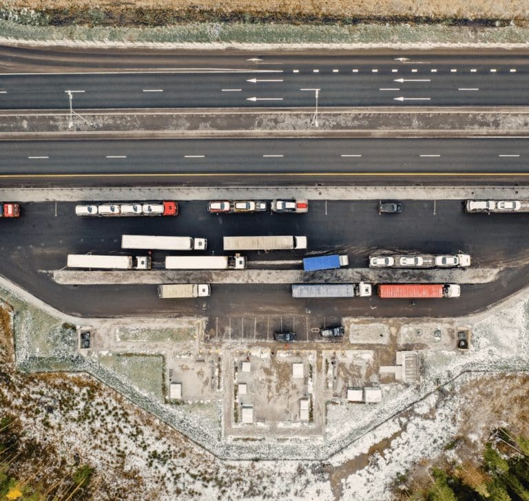 En la imagen se muestra un estacionamiento de camiones