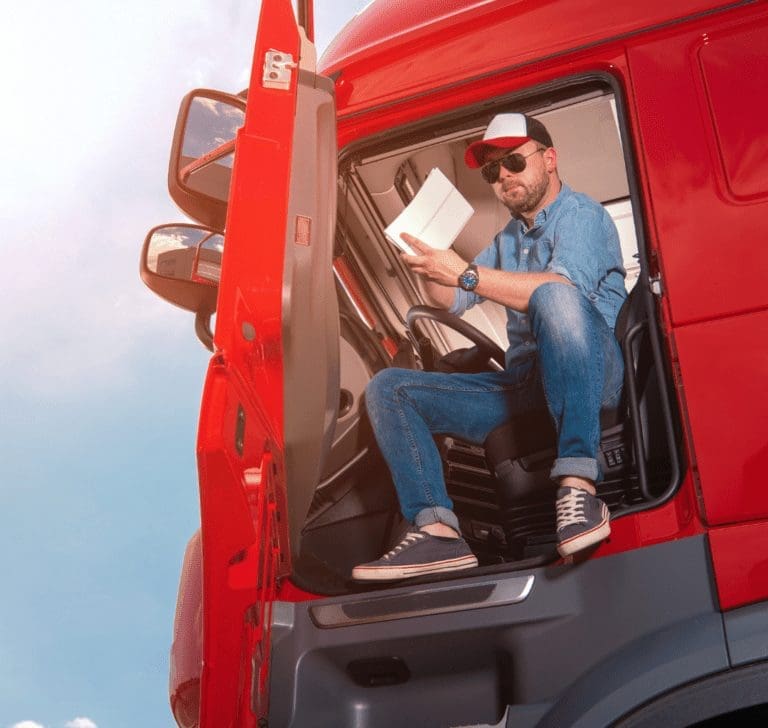 En la imagen se muestra un camionero esperando