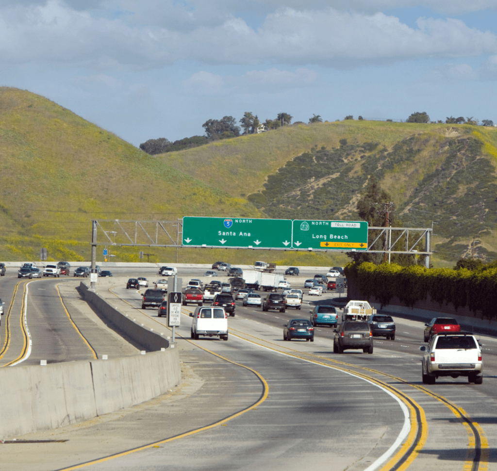 En la imagen se muestra una carretera de California