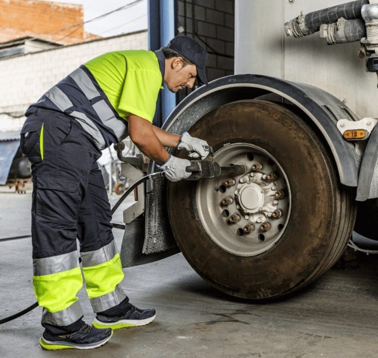 En la imagen se muestra el mantenimiento de un camión