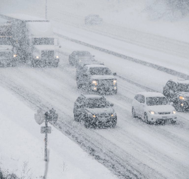 En la imagen se muestran vehículos conduciendo durante el invierno