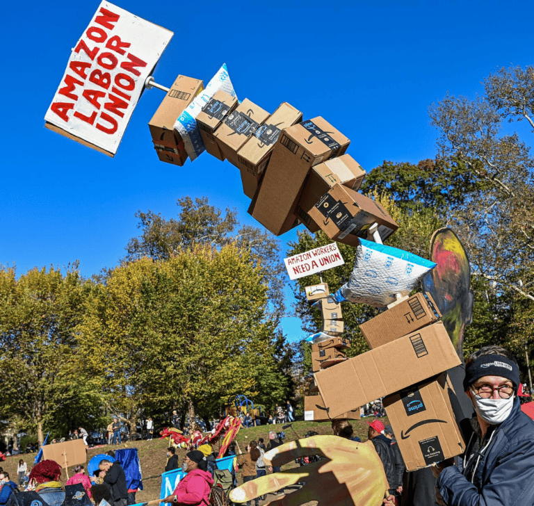 En la imagen se muestra una protesta contra Amazon de 2021