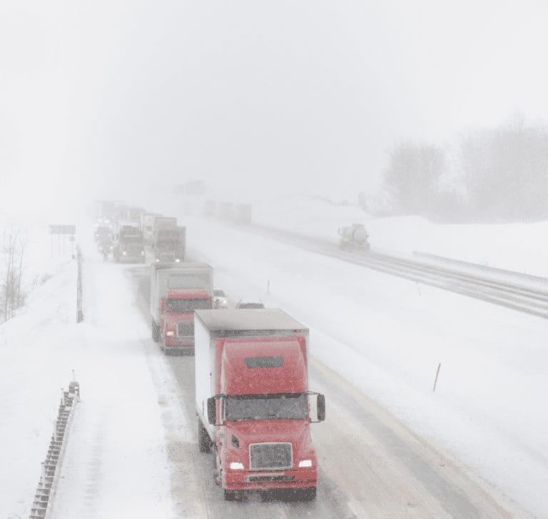 En la imagen se muestran vehículos conduciendo durante el invierno