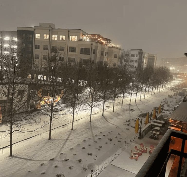 En la imagen se muestra una ciudad nevada