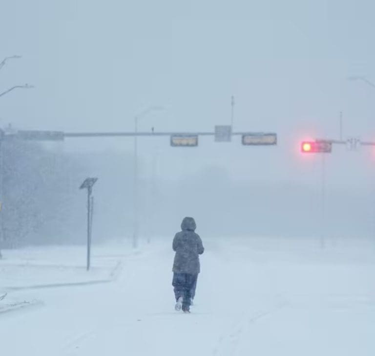 En la imagen se muestra una ciudad nevada