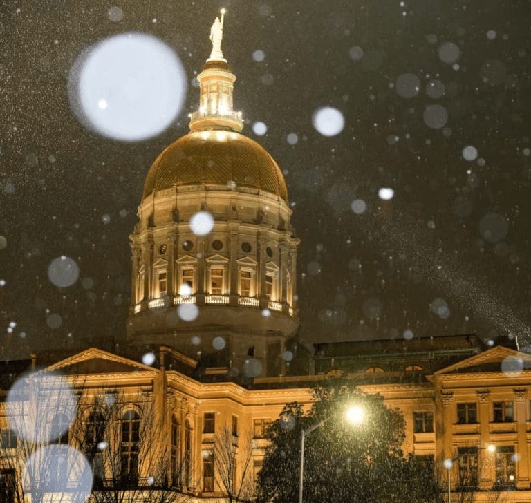 En la imagen se muestra una ciudad nevada