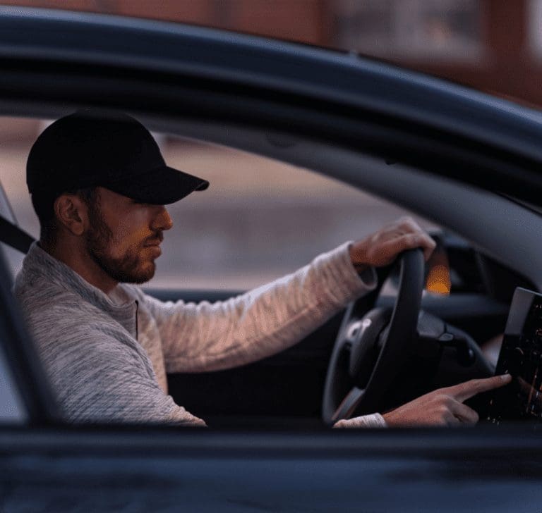 En la imagen se muestra una persona conduciendo un Tesla