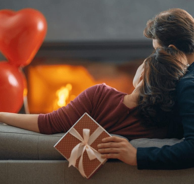 En la imagen se muestra una pareja en San Valentín