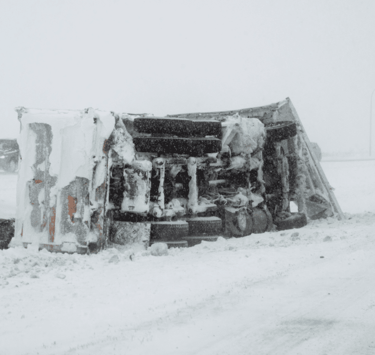 En la imagen se muestra un accidente automovilístico en una tormenta de nieve