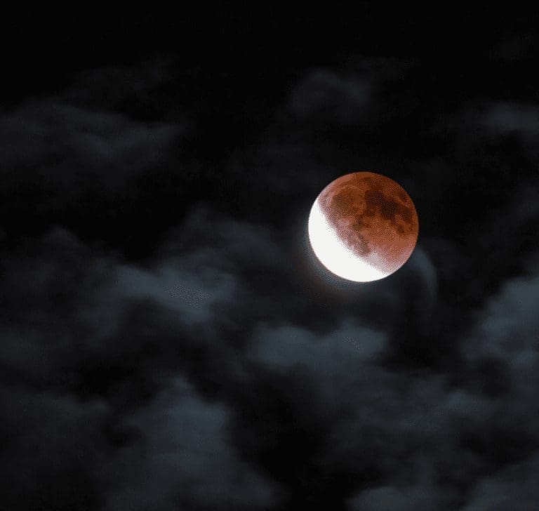 En la imagen se muestra la luna en eclipse total
