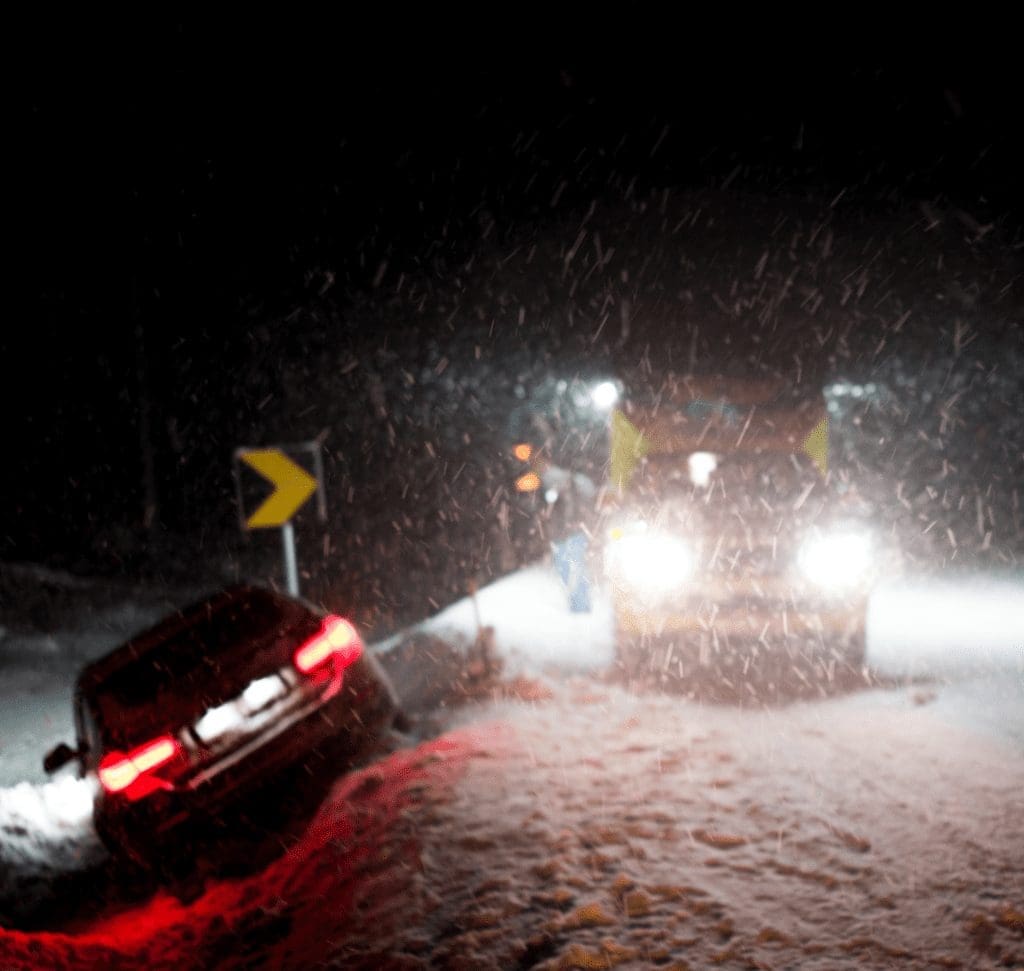 En la imagen se muestra un accidente automovilístico en una tormenta de nieve