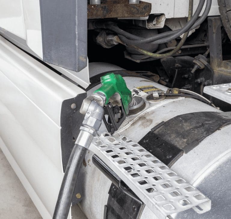 En la imagen se muestra un camión cargando combustible