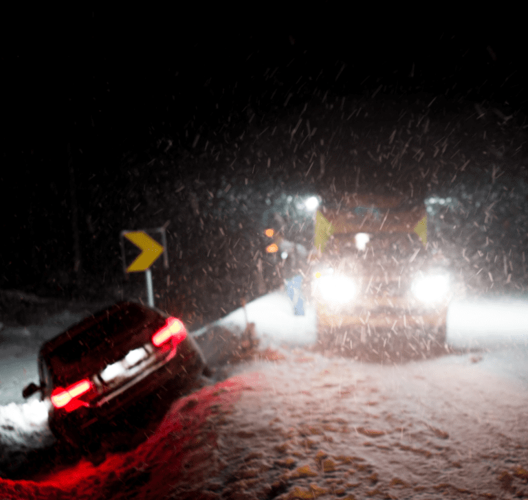 En la imagen se muestra un accidente automovilístico en una tormenta de nieve