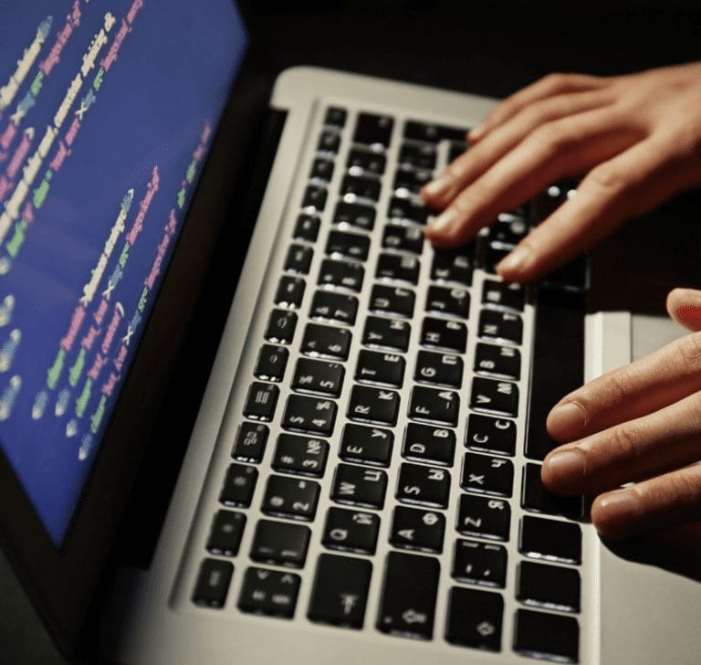 En la imagen se muestra una simulación de ciberataque