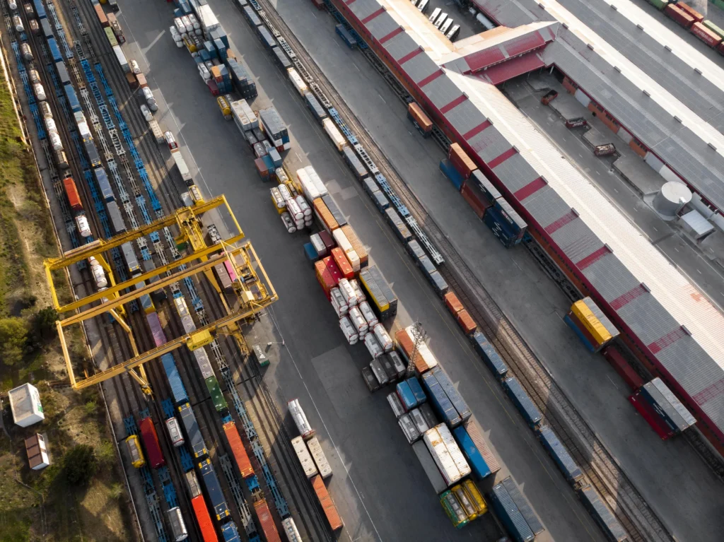 La carga transfronterizo en América del Norte disminuyó un 2.5% en agosto de 2025