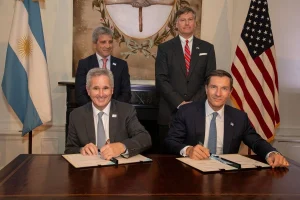 Pablo Quirno and Christopher Landau sign the agreement between Argentina and the United States launching the Andes-Atlantic Corridor.
