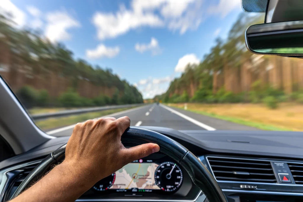 79% de los conductores de EE.UU. admite exceder los límites de velocidad, según estudio de la AAA