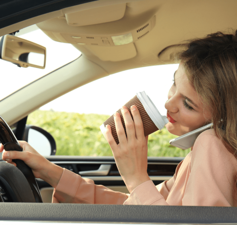 En la imagen se muestra una mujer conduciendo distraída